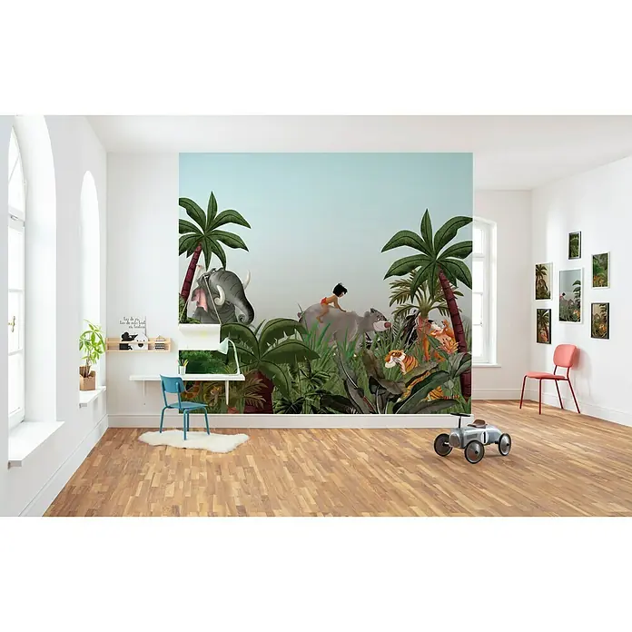 Komar Disney Edition 4 Fototapete Jungle Book - 6 -tlg., B x H: 300 x 280 cm, Vlies - Ein Kinderzimmer mit einer Dschungeltapete, die Mogli, Balu und andere Dschungeltiere zeigt. Ein Spielzeugauto und ein Stuhl sind auch im Raum zu sehen.