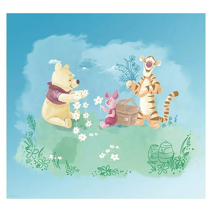 Komar Disney Edition 4 Fototapete Winnie Pooh Picnic - 6 -tlg., B x H: 300 x 280 cm, Vlies - Winnie Puuh, Ferkel und Tigger genießen ein Picknick im Grünen, eine idyllische Szene voller Freude und Freundschaft.
