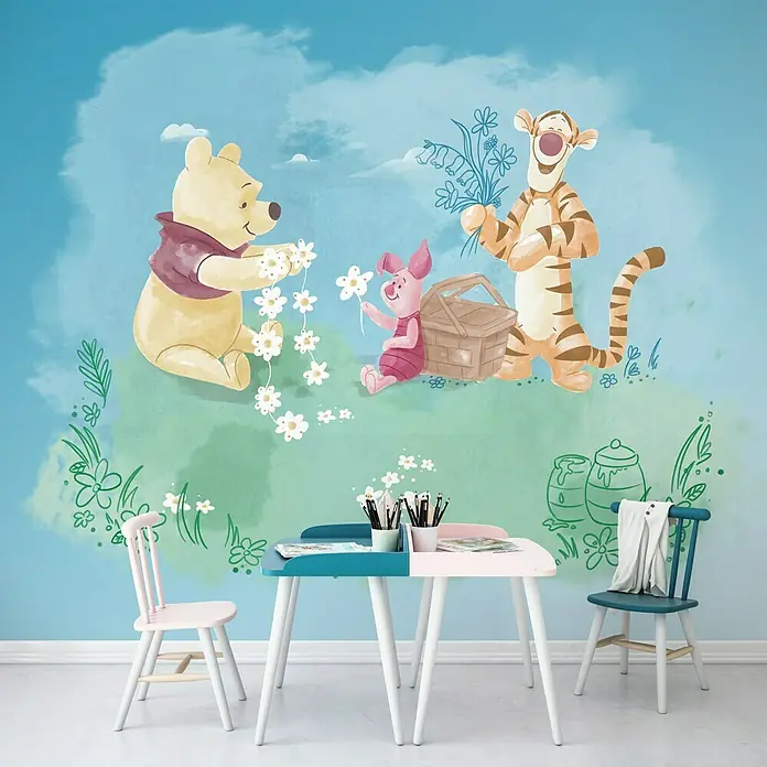 Komar Disney Edition 4 Fototapete Winnie Pooh Picnic - 6 -tlg., B x H: 300 x 280 cm, Vlies - Kinderzimmer mit Wandbild von Winnie Puuh, Ferkel und Tigger über einem blauen Schreibtisch mit Stühlen.