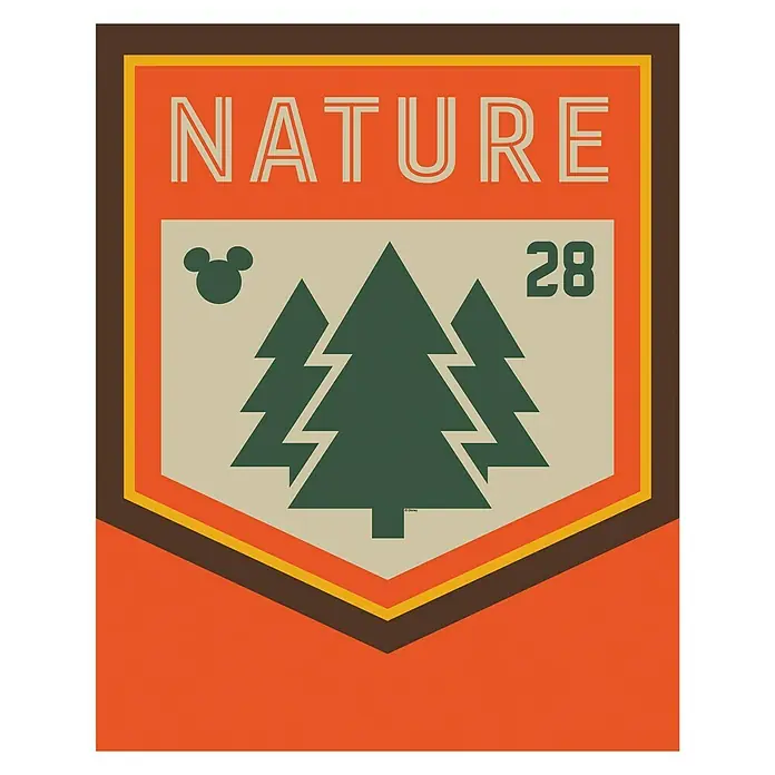 Komar Disney Edition 4 Poster Mickey Mouse Nature - Disney, B x H: 30 x 40 cm - Naturabzeichen mit Bäumen und der Zahl 28. Das Abzeichen ist in warmen Erdtönen gehalten und trägt das Wort "NATURE" oben.