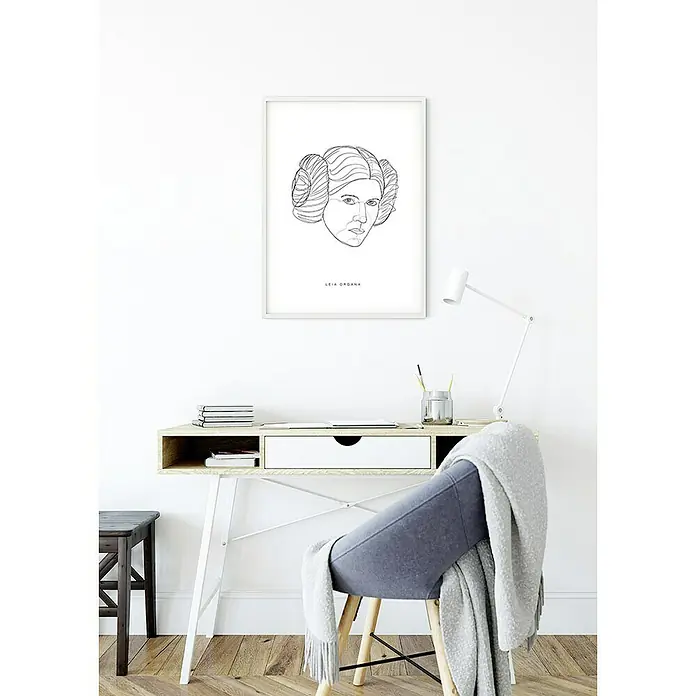 Komar Star Wars Poster Force Faces Leia - Star Wars, B x H: 40 x 50 cm - Leinwanddruck von Leia Organa, einer bekannten Figur aus Star Wars, die über einem stilvollen, modernen Schreibtisch im Interieur hängt.