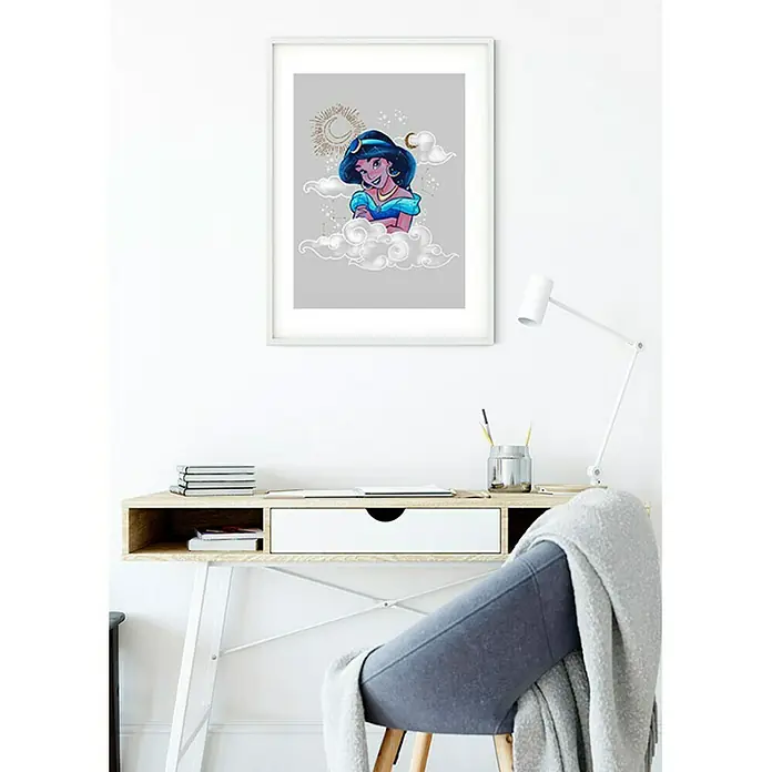 Komar Disney Edition 4 Poster Jasmin Clouds - Disney, B x H: 50 x 70 cm - Eine gerahmte Illustration von Prinzessin Jasmin, die auf Wolken sitzt, hängt über einem Schreibtisch.