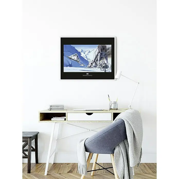 Komar Star Wars Poster RMQ Hoth Battle Snowspeeder - Star Wars, B x H: 50 x 40 cm - Ein gerahmtes Bild von Star Wars hängt über einem modernen Schreibtisch mit Stuhl und Bürolampe, ein stylisches Detail im Arbeitszimmer.