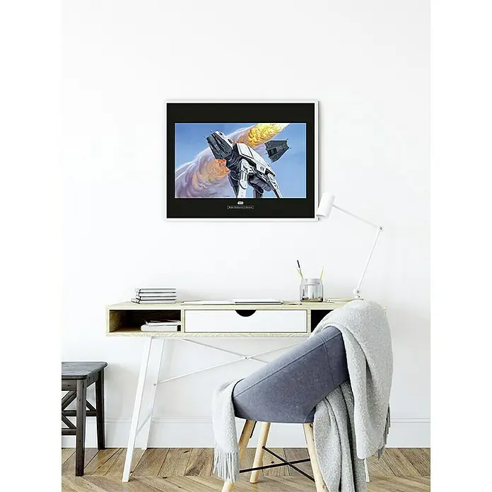 Komar Star Wars Poster RMQ Hoth Battle AT-AT - Star Wars, B x H: 40 x 30 cm - Ein gerahmtes Star Wars-Poster mit einem AT-AT Walker hängt über einem Schreibtisch mit Stuhl, der mit einer Decke drapiert ist.