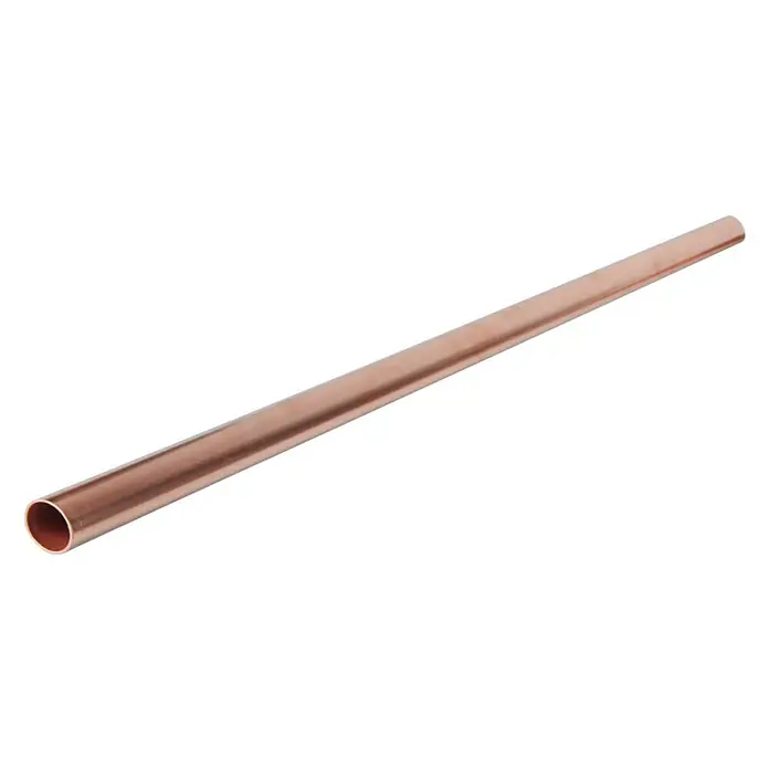 Kupferrohr - Durchmesser: 15 mm, Länge: 2 m - Nahaufnahme eines glänzenden, leeren Kupferrohrs vor einem schwarzen Hintergrund.