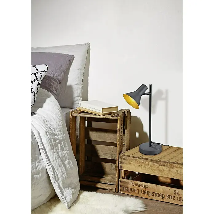 Reality Leuchten Nina Tischleuchte - 28 W, Schwarz, Schwarz, Gold, E14 - Nahaufnahme einer grauen Schreibtischlampe mit goldenem Schirm, die auf einem Holzkisten-Nachttisch steht.