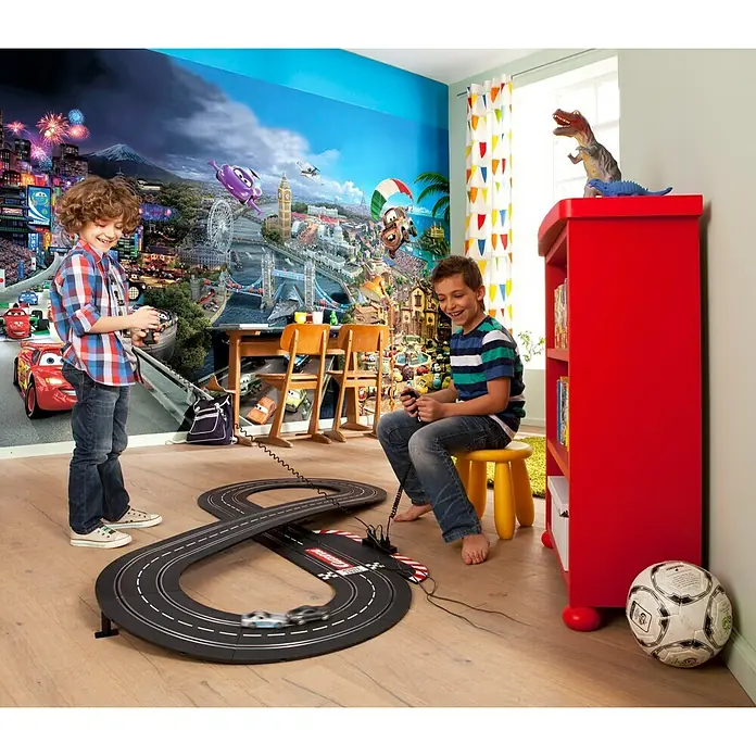 Komar Disney Edition 4 Fototapete Cars World - 8 -tlg., B x H: 368 x 254 cm, Papier - Zwei Jungen spielen mit einer Carrera Autorennbahn in einem Kinderzimmer mit einer coolen Fototapete.