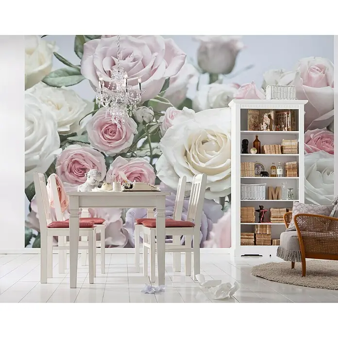 Komar Imagine Edition 3 - Stories Fototapete Floraison - 8 -tlg., B x H: 368 x 254 cm, Papier - Elegantes Esszimmer mit einem weißen Tisch, Stühlen und einem Bücherregal vor einer Fototapete mit Rosen. Die Einrichtung strahlt Romantik aus.