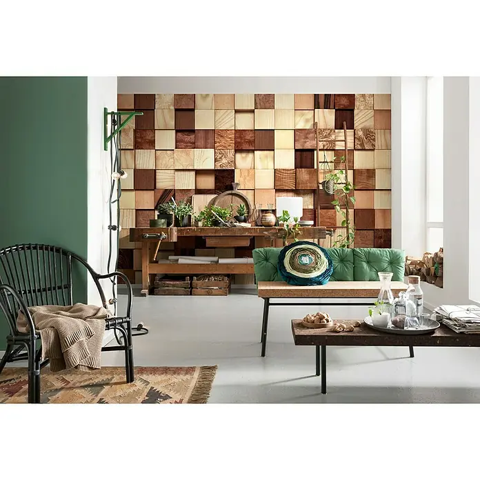 Komar Imagine Edition 3 - Stories Fototapete Lumbercheck - 8 -tlg., B x H: 368 x 254 cm, Papier - Eine stilvolle Wohnzimmereinrichtung mit Holzwandpaneelen, einem schwarzen Rattansessel und einem modernen Sofa mit grünen Kissen.