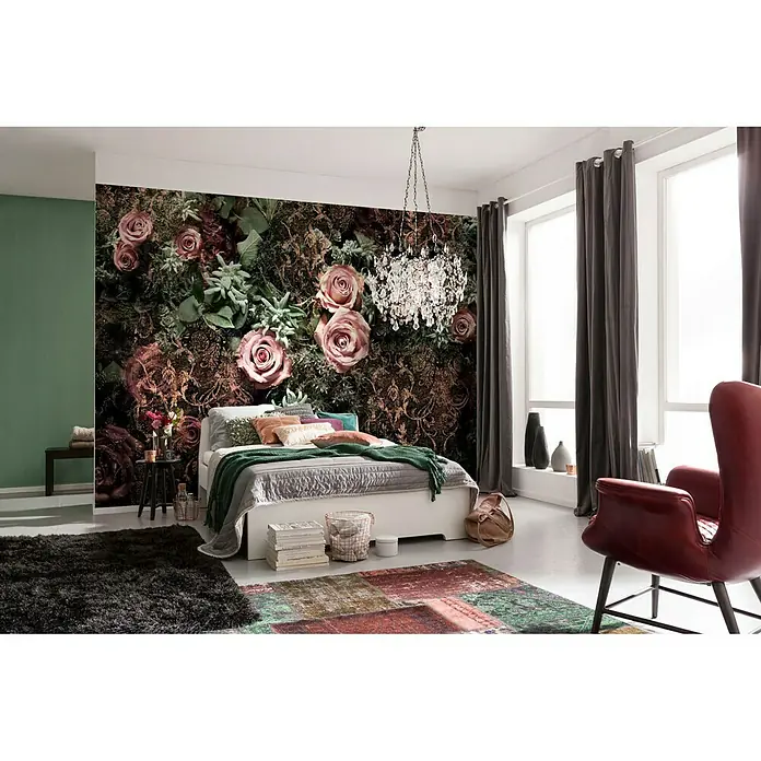 Komar Imagine Edition 3 - Stories Fototapete Velvet - 8 -tlg., B x H: 368 x 254 cm, Papier - Schlafzimmer mit Doppelbett vor einer Wand mit floralem Design, Kronleuchter, Teppich und rotem Sessel. Elegantes Interieur für Zuhause.