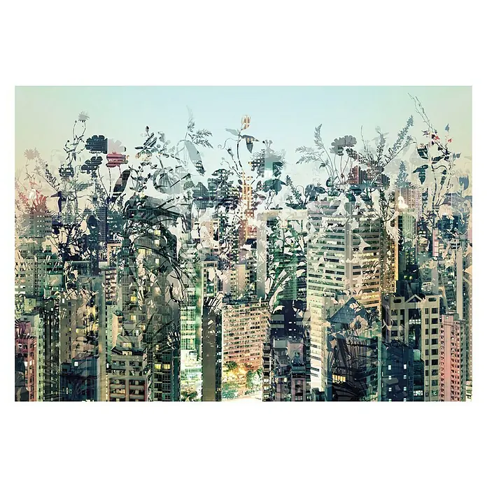 Komar Imagine Edition 3 - Stories Fototapete Urban Jungle - 8 -tlg., B x H: 368 x 254 cm, Papier - Verschwommener Wolkenkratzer-Stadtbild-Hintergrund mit floralen Details für einen Hauch von Natur. Eine harmonische Kombination von Stadt und Natur.