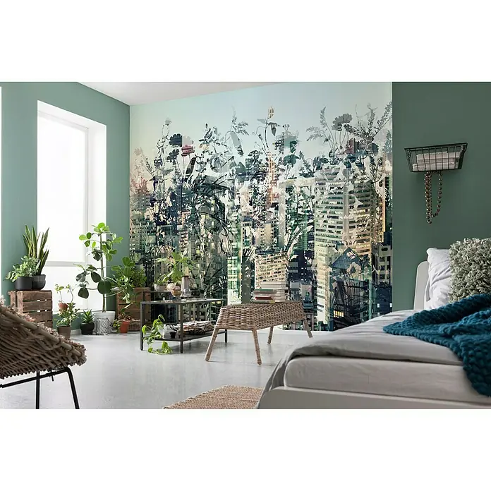 Komar Imagine Edition 3 - Stories Fototapete Urban Jungle - 8 -tlg., B x H: 368 x 254 cm, Papier - Das Zimmer verfügt über eine kunstvolle Wandtapete mit einem Pflanzen- und Stadtmotiv. Es gibt auch Möbel und Zimmerpflanzen im Raum.