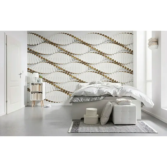 Komar Imagine Edition 3 - Stories Fototapete Twist8 -tlg., B x H: 368 x 254 cm, Papier - Ein modernes Schlafzimmer mit einem stilvollen Bett, Nachttisch und einer auffälligen Wanddeko, die dem Raum eine elegante Note verleiht.
