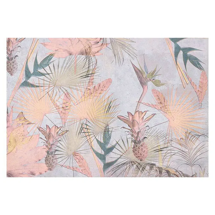 Komar Imagine Edition 3 - Stories Fototapete Tropical Concrete - 8 -tlg., B x H: 368 x 254 cm, Papier - Tropisches Wandbild mit Ananas und Palmenblättern in sanften Rosa- und Grüntönen, ideal für eine entspannte Raumatmosphäre.