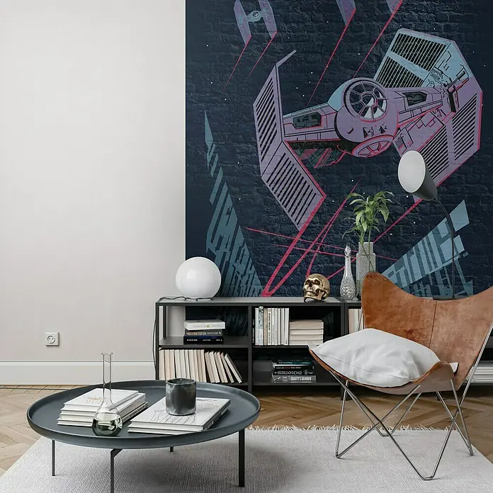 Komar Star Wars Fototapete Concrete TIE-Fighter - 4 -tlg., B x H: 200 x 280 cm, Vlies - Wohnzimmer mit einer auffälligen Star Wars TIE Fighter Wandtapete, die dem Raum einen futuristischen und modernen Touch verleiht.
