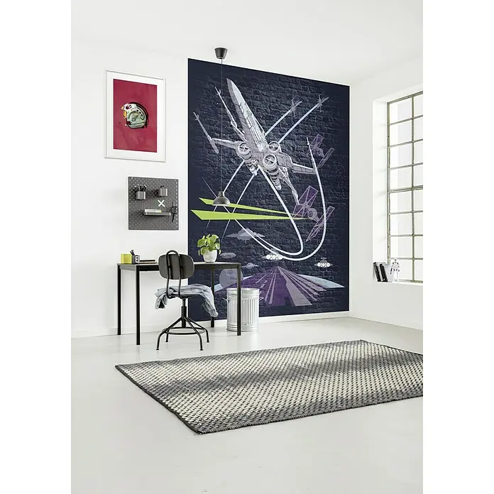 Komar Star Wars Fototapete Concrete X-Wing - 4 -tlg., B x H: 200 x 280 cm, Vlies - Ein Arbeitszimmer mit einem grauen Teppich, einem Schreibtisch und einem Star Wars Wandbild, das eine coole Atmosphäre schafft.