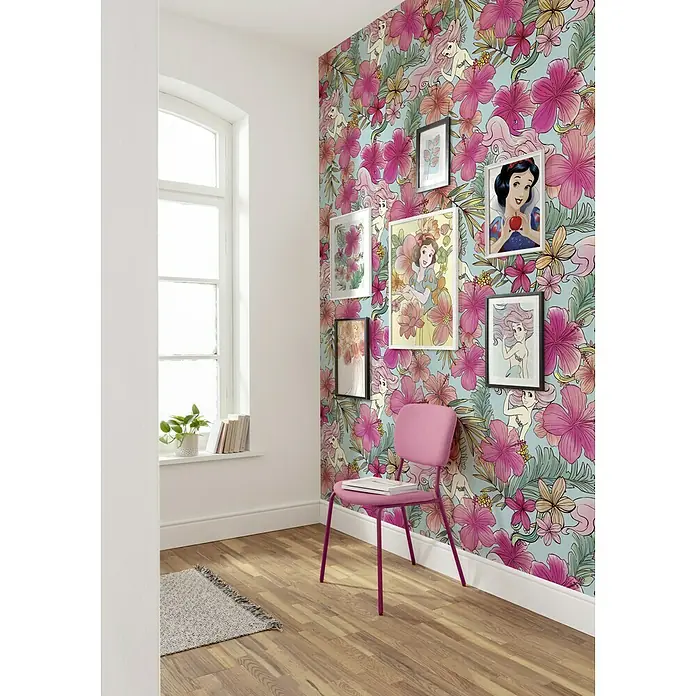 Komar Disney Edition 4 Fototapete Ariel Pink Flower - 4 -tlg., B x H: 200 x 280 cm, Vlies - Dekorative Wand mit floralen Disney-Prinzessinnen-Motiven und einer Sammlung gerahmter Bilder, ergänzt durch einen stilvollen rosa Stuhl.