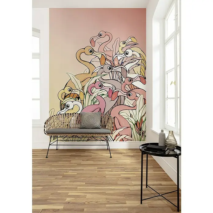 Komar Disney Edition 4 Fototapete Flamingos & Lillys - 4 -tlg., B x H: 200 x 280 cm, Vlies - Zimmerdekor mit einem Wandbild von rosa Flamingos und einem geflochtenen Rattan-Sofa mit einem grauen Kissen.