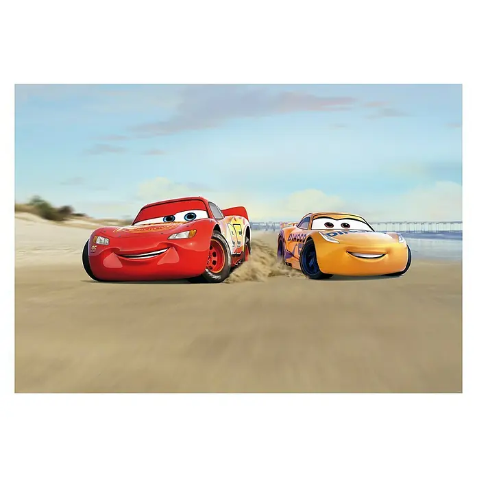 Komar Disney Edition 4 Fototapete Cars Beach Race - 8 -tlg., B x H: 368 x 254 cm, Papier - Ein Cartoonbild von Lightning McQueen und Cruz Ramirez, zwei Rennwagen von Cars, die an einem sonnigen Strand entlang fahren.