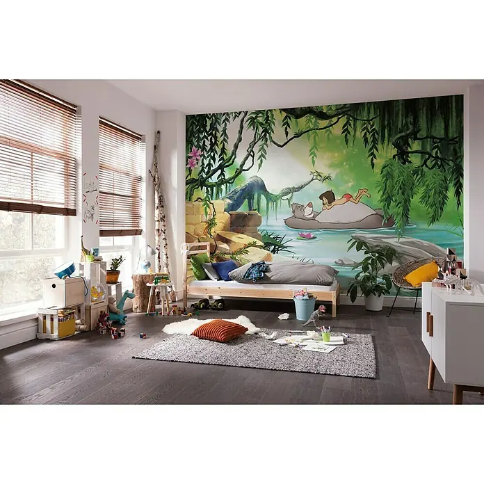 Komar Disney Edition 4 Fototapete Jungle Book Swimming with Baloo - 8 -tlg., B x H: 368 x 254 cm, Papier - Ein Kinderzimmer mit einem Wandgemälde von Mowgli und Balu, einem gemütlichen Bett, einem Teppich und Spielzeug.