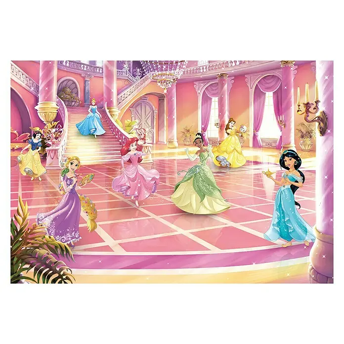 Komar Disney Edition 4 Fototapete Princess Glitzerparty - 8 -tlg., B x H: 368 x 254 cm, Papier - Ein farbenfrohes Bild mit verschiedenen Disney-Prinzessinnen in einem prunkvollen Ballsaal, ideal für Kinderzimmer oder als Partydekoration.