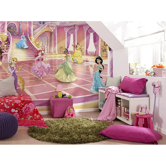 Komar Disney Edition 4 Fototapete Princess Glitzerparty - 8 -tlg., B x H: 368 x 254 cm, Papier - Ein farbenfrohes Kinderzimmer mit einer Disney-Prinzessinnen-Tapete, die eine magische Atmosphäre schafft und zum Spielen und Träumen einlädt.