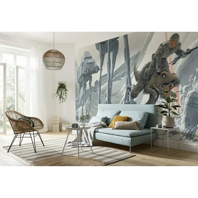 Komar Star Wars Fototapete RMQ Hoth Battle Ground - 10 -tlg., B x H: 500 x 250 cm, Vlies - Ein stilvolles Wohnzimmer mit einem hellblauen Sofa, einem Rattansessel und einem Star Wars Wandbild. Die Einrichtung ist modern und einladend.