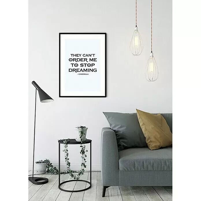 Komar Disney Edition 4 Poster Cinderella Quote - Disney, B x H: 30 x 40 cm - Ein gerahmtes Poster mit dem Zitat "THEY CAN'T ORDER ME TO STOP DREAMING - CINDERELLA" hängt an einer Wand in einem modernen Wohnzimmer.