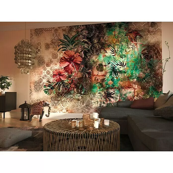 Komar Imagine Edition 3 - Stories Fototapete Sherazade - 8 -tlg., B x H: 368 x 254 cm, Papier - Großes, farbenfrohes Wandbild mit tropischen Pflanzen und kunstvollen Mustern, das eine Wohnzimmerwand bedeckt und einen lebendigen Blickfang hinter einem Sofa bildet.