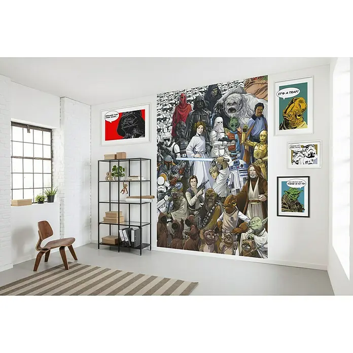 Komar Star Wars Fototapete Cartoon Collage - 4 -tlg., B x H: 184 x 254 cm, Papier - Ein Zimmer mit einem Star Wars-Wandbild, umgeben von thematischen Postern, einem Regal und einem Stuhl, die dem Raum einen spielerischen Touch verleihen.