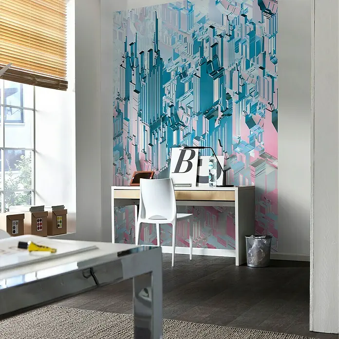 Komar Imagine Edition 3 - Stories Fototapete Duplex - 4 -tlg., B x H: 184 x 254 cm, Papier - Büro mit modernem Wandbild. Ein Schreibtisch und ein Stuhl stehen vor der bunten, abstrakten Wandtapete, die eine futuristische Stadt darstellt.