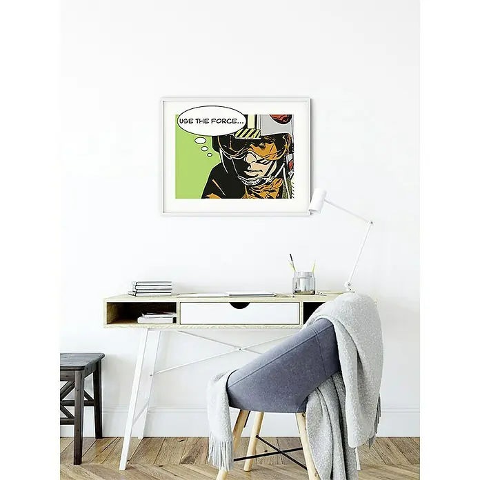 Komar Star Wars Poster Comic Quote Luke - Star Wars, B x H: 40 x 30 cm - Das 'Use the Force' Wandbild im weißen Rahmen hängt über einem Schreibtisch, der mit einer Lampe und Dekorationen versehen ist.