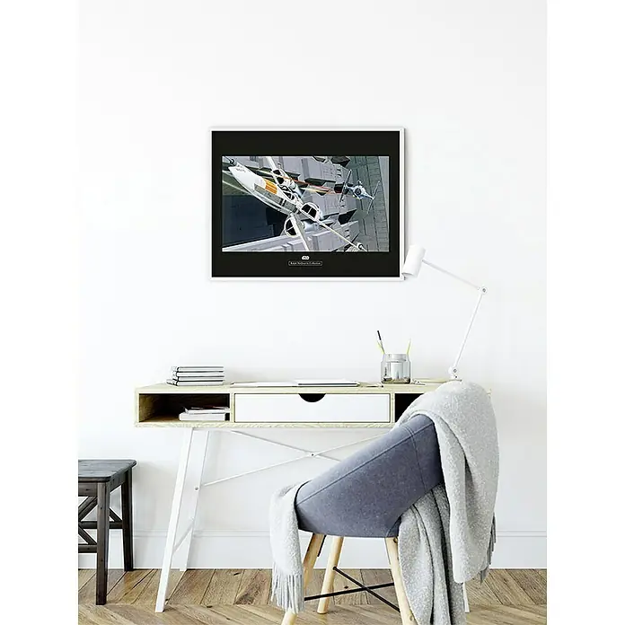 Komar Star Wars Poster RMQ X-Wing vs. TIE-Fighter - Star Wars, B x H: 50 x 40 cm - Ein gerahmtes Star Wars Kunstwerk hängt über einem modernen Schreibtisch mit Stuhl, die ein stilvolles Arbeitszimmer schmücken.