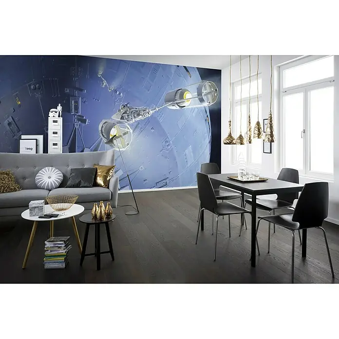 Komar Star Wars Fototapete RMQ Death Star Assault - 10 -tlg., B x H: 500 x 250 cm, Vlies - Moderne Esszimmereinrichtung mit schwarzem Esstisch und Stühlen, akzentuiert durch eine Star Wars Wandtapete für ein stilvolles Ambiente.