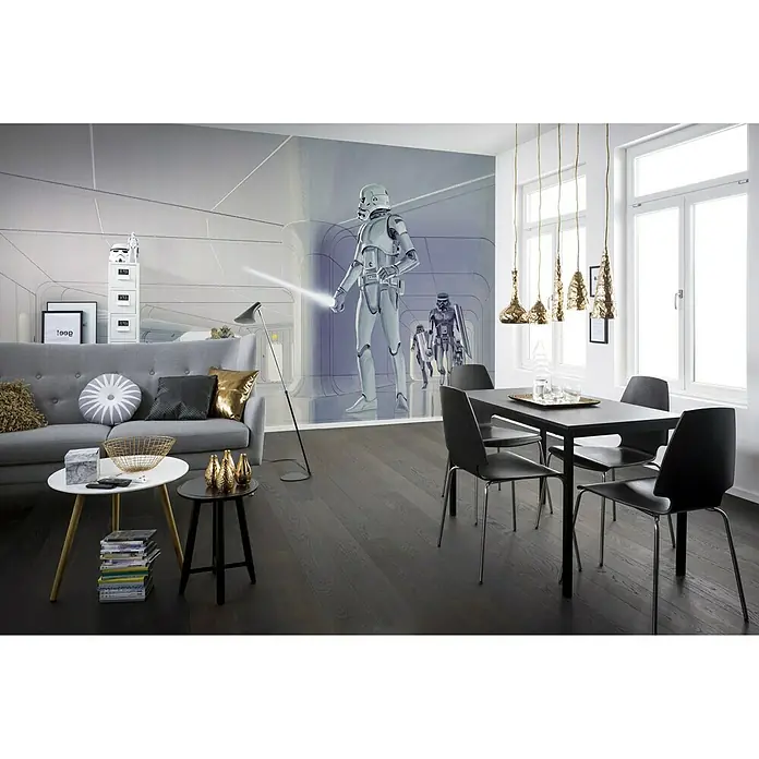 Komar Star Wars Fototapete RMQ Stormtrooper Hallway - 10 -tlg., B x H: 500 x 250 cm, Vlies - Bild eines modern eingerichteten Wohnzimmers mit einem Esstisch und Stühlen vor einer Star Wars-Tapete.