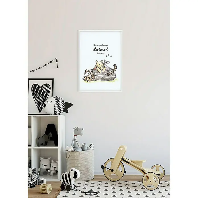 Komar Disney Edition 4 Poster Winnie Pooh Path - Disney, B x H: 30 x 40 cm - Ein Kinderzimmer mit einem Winnie the Pooh-Kunstdruck, der an einer Wand über einem Spielbereich hängt und dem Raum einen Hauch von Charme verleiht.
