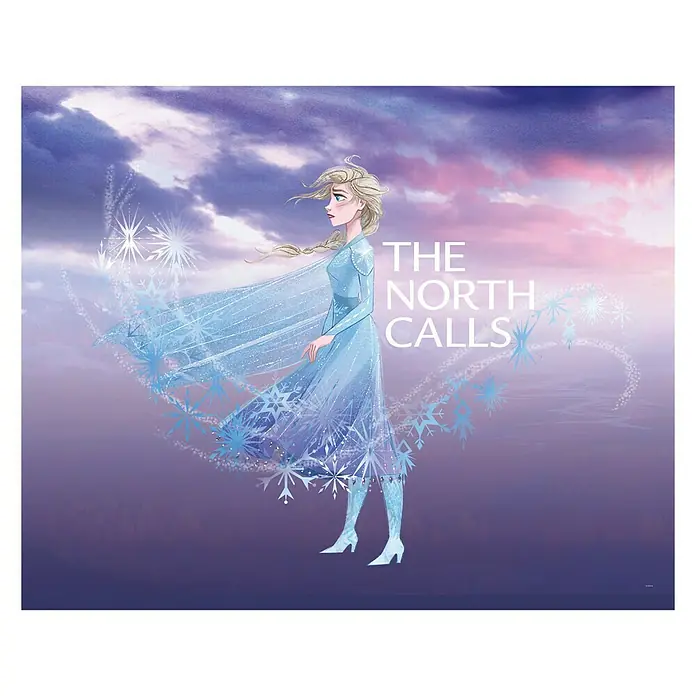 Komar Disney Edition 4 Poster Frozen The North Calls - Disney, B x H: 70 x 50 cm - Elsa aus "Die Eiskönigin 2" mit dem Schriftzug "The North Calls". Ein magisches Design für Fans des Films.