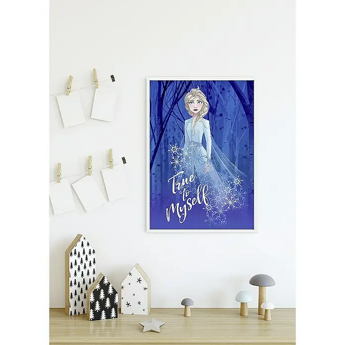 Komar Disney Edition 4 Poster Frozen Elsa True To Myself - Disney, B x H: 40 x 50 cm - Poster mit einem Frozen-Motiv: Elsa im blauen Wald mit dem Schriftzug "True to myself", eine tolle Wanddekoration für Kinderzimmer.
