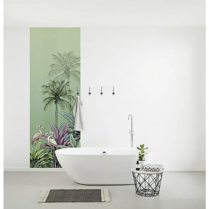 Komar Disney Edition 4 Fototapete Jungle Flamingo - 2 -tlg., B x H: 100 x 280 cm, Vlies - Badezimmer mit freistehender Badewanne, dekoriert mit tropischer Wandtapete, die eine entspannende Atmosphäre schafft.\n