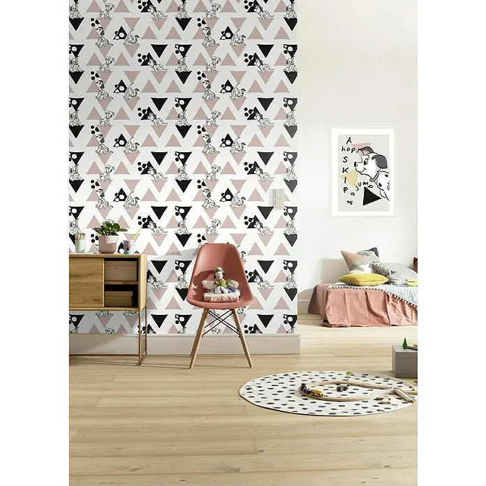 Komar Disney Edition 4 Fototapete 101 Dalmatiner Angles - 4 -tlg., B x H: 200 x 280 cm, Vlies - Kinderzimmer mit Dalmatiner-Tapete, Holzschrank, rosa Stuhl, Spielteppich und Spielzeug auf hellem Holzboden.