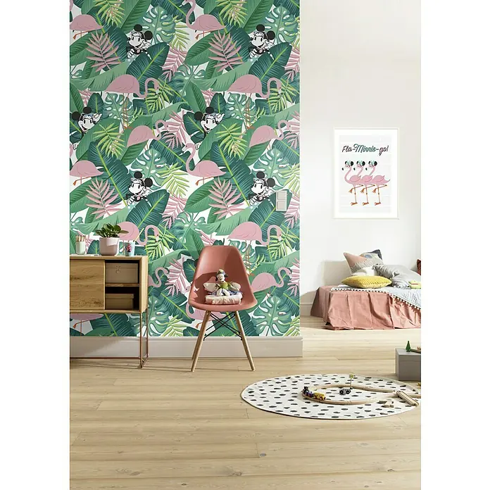 Komar Disney Edition 4 Fototapete Minnie Tropical - 4 -tlg., B x H: 200 x 280 cm, Vlies - Kinderzimmer mit Dschungeltapete mit Flamingos und Micky Maus, Holzboden und rosa Stuhl. Einladend und verspielt.