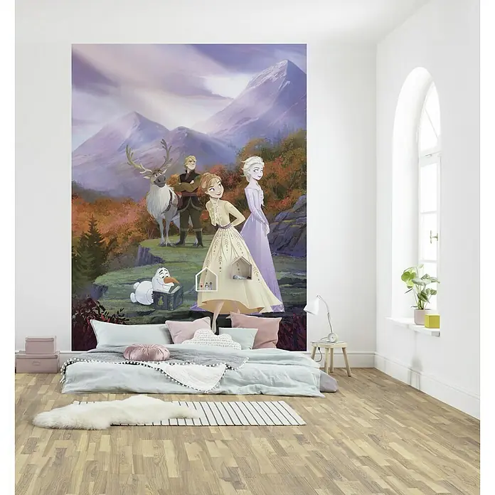 Komar Disney Edition 4 Fototapete Frozen Spring is coming - 4 -tlg., B x H: 184 x 254 cm, Papier - Großes Wandbild mit Frozen-Motiv, das eine gemütliche Schlafzimmereinrichtung mit Bett, Kissen und Holzboden ergänzt.