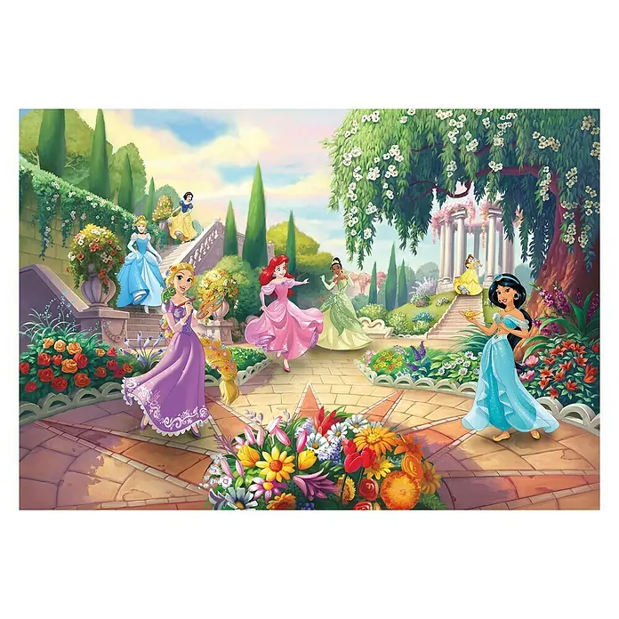 Komar Disney Edition 4 Fototapete Princess Park - 8 -tlg., B x H: 368 x 254 cm, Papier - Ein farbenfrohes Bild verschiedener Disney-Prinzessinnen, die in einem üppigen Schlossgarten mit Blumenbeeten und malerischen Wegen dargestellt sind.