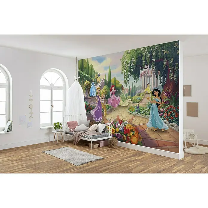 Komar Disney Edition 4 Fototapete Princess Park - 8 -tlg., B x H: 368 x 254 cm, Papier - Kinderzimmer mit einer Tapete mit Disney Prinzessinnen, einem weißen Bett, einem Teppich und zwei Fenstern für ein Mädchenzimmer.