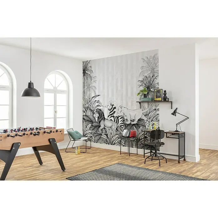 Komar Disney Edition 4 Fototapete Lion King Monochrome - 6 -tlg., B x H: 300 x 280 cm, Vlies - Ein modernes Wohnzimmer mit einem Wandbild von Tieren, einem Tischfußballspiel und einem Schreibtisch.