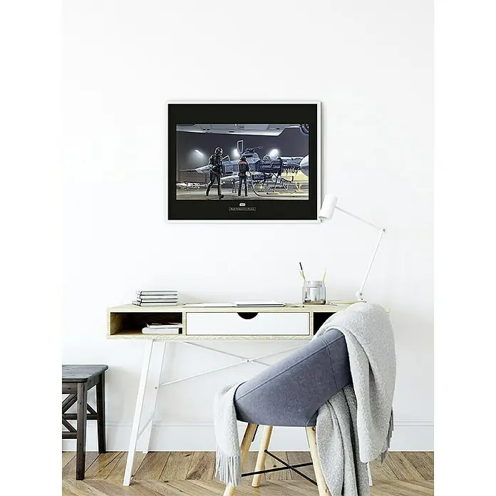 Komar Star Wars Poster RMQ Yavin Y-Wing - Star Wars, B x H: 70 x 50 cm - Gerahmtes Star Wars Kunstwerk an einer weissen Wand über einem Schreibtisch, das Design und Fantasie verbindet.