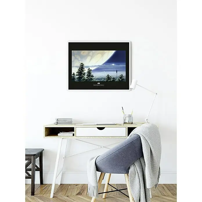 Komar Star Wars Poster RMQ Yavin Lookout - Star Wars, B x H: 40 x 30 cm - Gerahmtes Landschaftsbild mit Bäumen und futuristischem Gebäude auf einem Schreibtisch. Dekorative Wandkunst für Wohn- und Büroumgebungen.