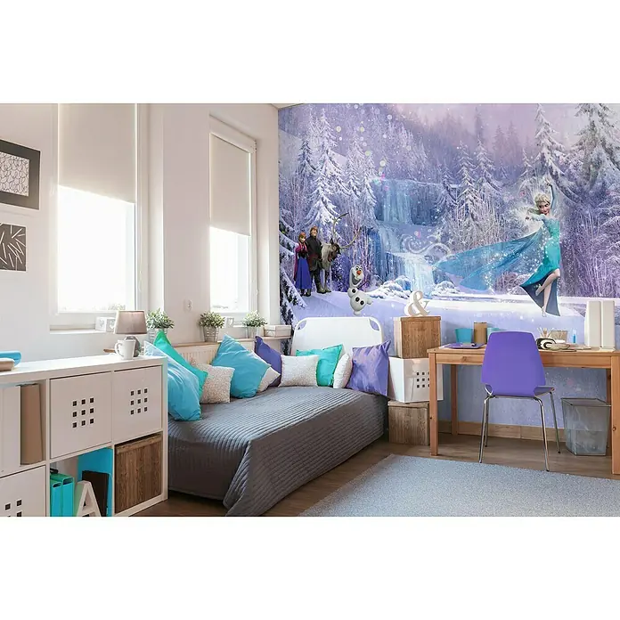 Komar Disney Edition 4 Fototapete Frozen Forest - 8 -tlg., B x H: 368 x 254 cm, Papier - Kinderzimmer mit einer Frozen-Tapete mit Elsa, Anna, Kristoff, Sven und Olaf, die eine winterliche Szene zeigt. Der Raum ist mit Möbeln eingerichtet.