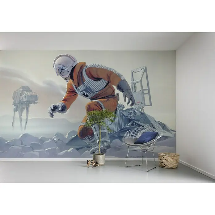 Komar Star Wars Fototapete RMQ Hoth Battle Pilot - 10 -tlg., B x H: 500 x 250 cm, Vlies - Wandbild mit Star Wars-Motiv, das einen Piloten, ein AT-AT und ein Schneegleitflugzeug zeigt, ideal für ein thematisches Zimmer.