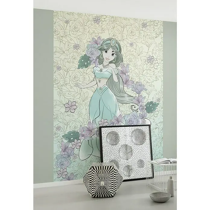 Komar Disney Edition 4 Fototapete Jasmin Pale Flowers - 4 -tlg., B x H: 200 x 280 cm, Vlies - Ein Kinderzimmer mit einer großen Wandmalerei von Prinzessin Jasmin, umgeben von Blumen, die eine magische Atmosphäre schaffen.
